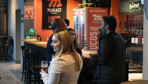 Provando cervejas artesanais