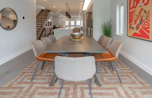 Beautiful Modern 3BR in the Grove ABODEbucks - Photo 7