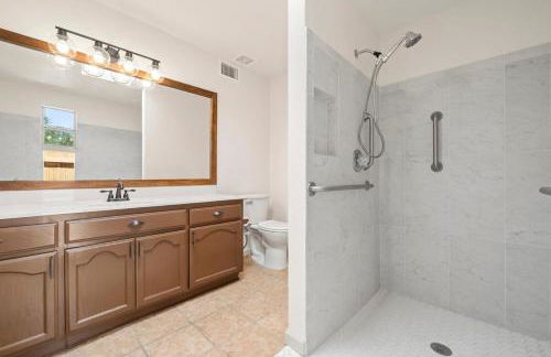 l NEW l 5BR 3BTH Large and Modern Home l Central LOC l 1 ACRE lot - Foto 18