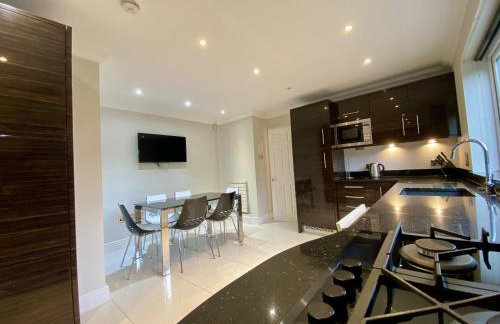 Beautiful 5 Bed 3 Bathroom Detached Family Home 8 - Photo 8