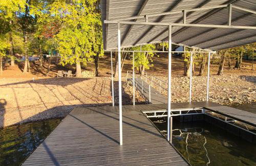 Lakefront Rest-Ashored Home with Private Dock! - Foto 33