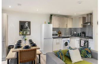 A Splash of Color: Spacious & Funky 3-BR Flat - Foto 9