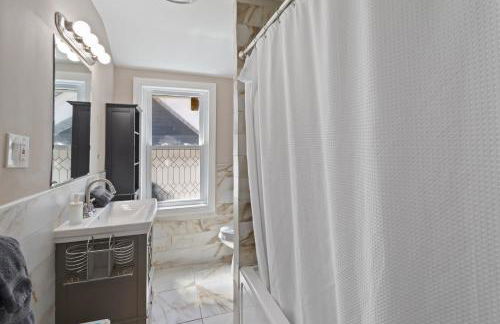 Dazzling Bungalow within 2 Blocks of Beach - Foto 34