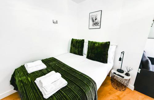 Chic Studio, Free parking, Sleeps 2 - Foto 33