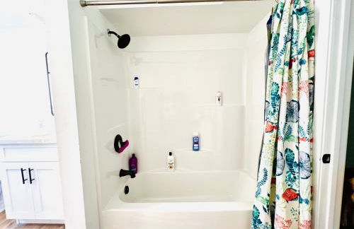 Charming 2-bedroom and 1 Full bath basement apartment with WiFi and AC in lovely Edmonds - Photo 7