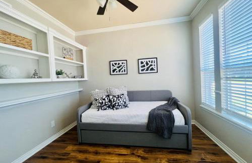 6 Bedroom Home with Pool, Centrally Located - Foto 13