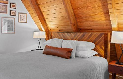 Charming A-Frame Cabin w Hot Tub & Mountain Views - Foto 23