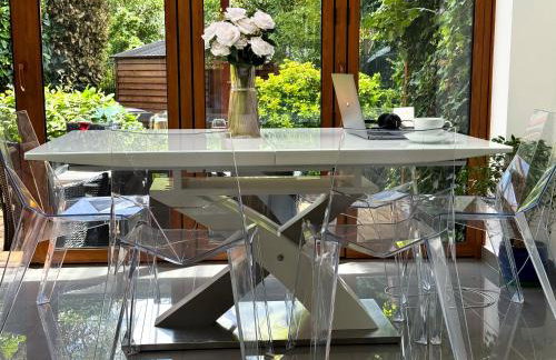 Luxurious 3Bed House with Spa Bath & Garden - Foto 2