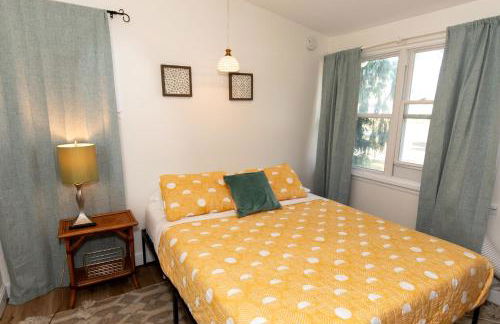 Mid-Century Modern Themed Home with Outdoor Hot Tub - Foto 72