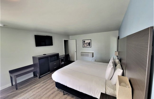 Edge-O-Dells Resort - 21 and Older - Photo 11