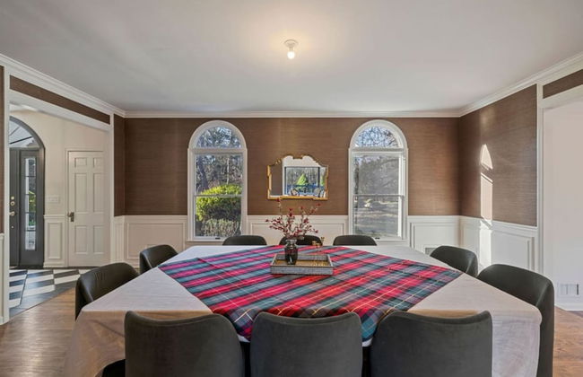 Elegant Spring Stay on Peaceful Retreat - Photo 20