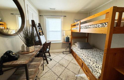 Large, Comfortable & Conveniently located Home - Foto 27