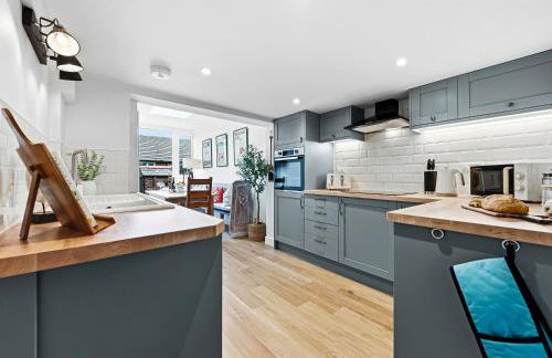 3-BR Luxe Cowes Cottage Harbour Views, Sleeps 6, with Private Garden - LONG TERM STAY WINTER SPECIAL OFFER AVAILABLE! - by Blue Puffin Stays - Foto 8