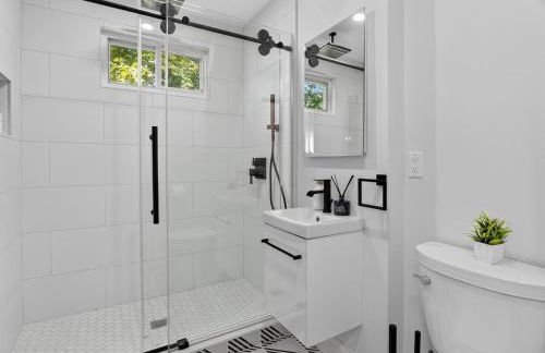 LUX Retreat Home with Yard - Foto 63