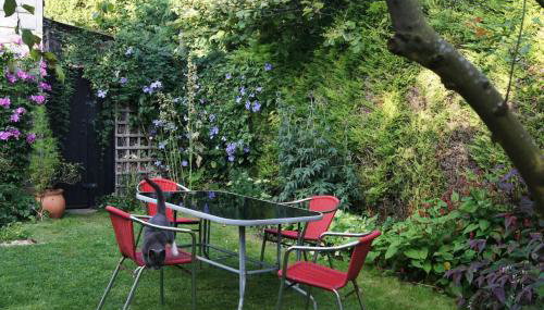 Cozy cottage overlooking fields, Upwell - Photo 2