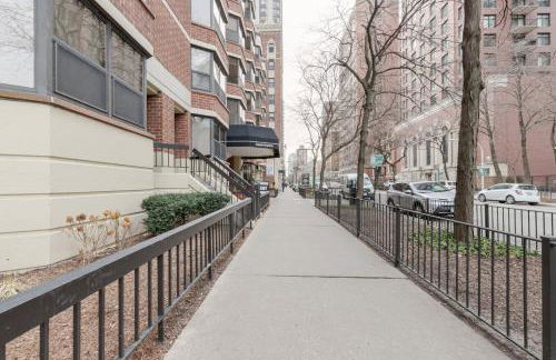 Gold Coast 2BR w Gym Pool nr Oak St Beach CHI-207 - Photo 24