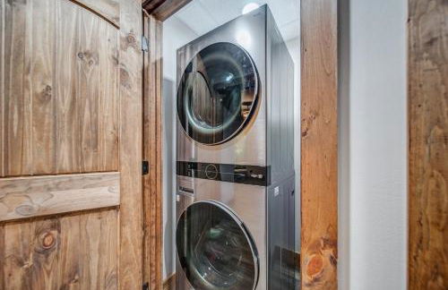 Brand New Build Luxury Mountain Chalet with Hot tub, pool, Game Room, Premium features - Foto 32