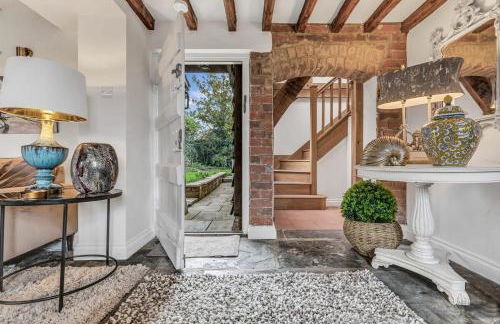 Hiron's Piece and Honeysuckle Cottage - with Hot Tub - Photo 8