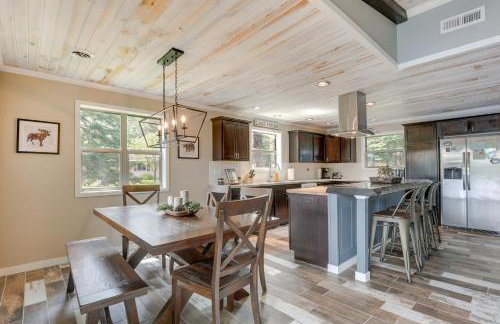 Tranquil Lakefront Cabin Fire Pit, Grill and Patio - Foto 9