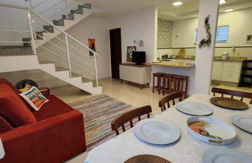 Casa confortável pertinho da praia com garagem e quintal - Foto 1