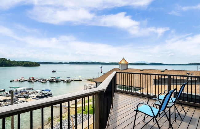 Luxury Lakehouse - Photo 68