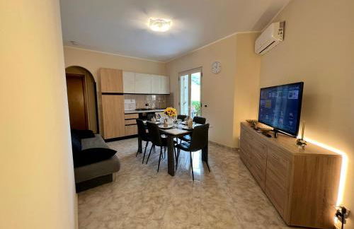 L' Antico Scoglio Appartamenti comfort Nocera Terinese Scalo - 4,7 e 11 Ospiti - Navetta Aeroporto-Stazione & Multi-Destinazioni - Piscina - Spiaggia a 300mt - Giardino e Zona pranzo all'aperto - WiFi & SmartTV - Aria Condizionata - Foto 2