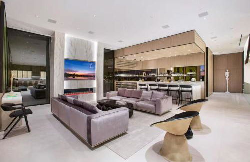 Ultra-Luxurious BH Estate with Pool, Theatre, Views - Foto 19