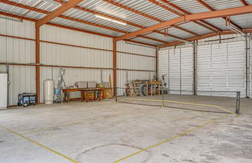 Elegant Sunset Meadow Ranch in Texas with Hot Tub - Photo 36