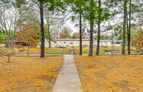 Canal-Front Cabin Dock and Fire Pit in New Lisbon - Foto 20