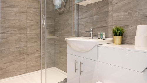 Four Bedroom House - Parking - Garden - Netflix 22C - Foto 4, towels, Shower