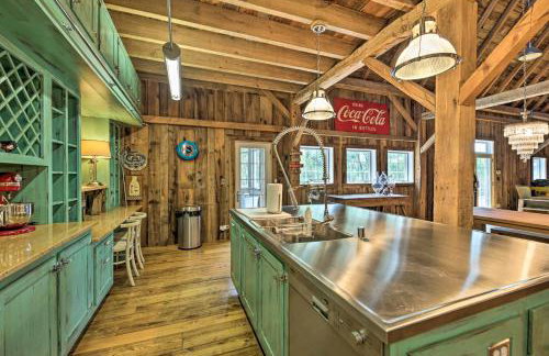 Luxe Barndominium with Home Gym, Theater, and More! - Foto 9