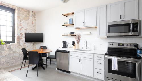 Spacious Luxury 2BR Apt Near Fiserv with Parking - Foto 3