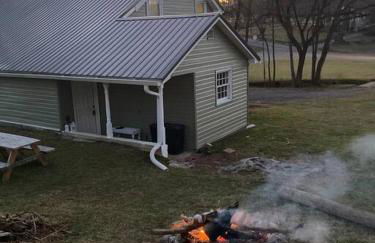 Farmhouse with game room, fire pit and creek - Foto 36