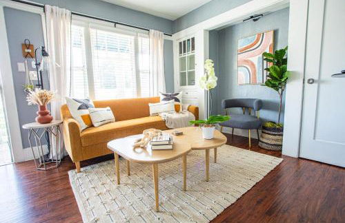 Pet-Friendly Stay, Mins to Beach, Conv Ctr, Prkg LB B - Foto 1