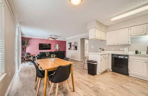 Chic 2B Getaway - 10min to DTWN - W/D, Pool, Prkg - Foto 16