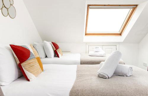 NEW Business & Long Stays- Sleeps7-by FabAccommodation - Foto 18