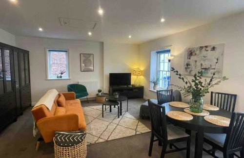 Large town centre apartment with parking - Photo 2
