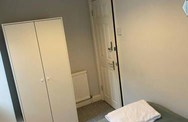 Balmoral House - Holiday Home - Photo 3