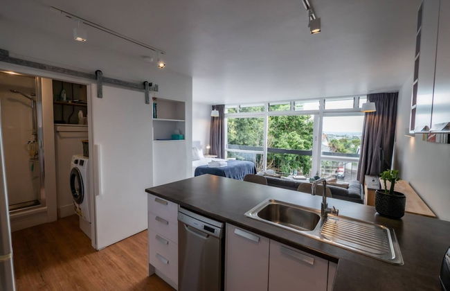 Centrally Located Light-filled Studio w/ Parking - Foto 16