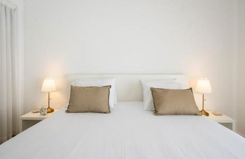 Bright & Spacious Villa by Beach - Photo 21