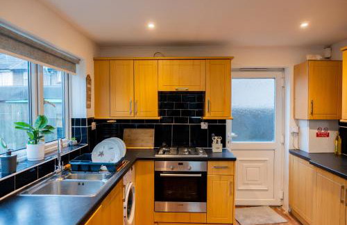 Beautiful Modern Home in London, Free Parking, Family Home, Sleeps 9, Close to Railway Station - Foto 3