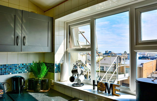 Captivating 3-bed House in Swansea Town Center - Photo 11