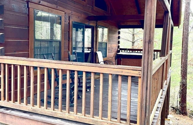 Perfectly private! Hot tub, king sized bed, grill, washer/dryer, and motorcycle friendly! Studio Cabin by RedAwning - Foto 25