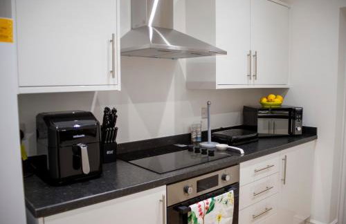 6 BR 3 Bath Spacious Tudor House & Free Parking - Foto 63