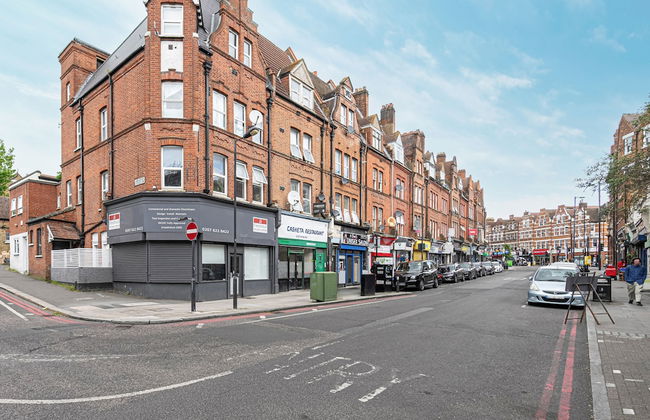 Chic and Colourful Family Home by Underthedoormat - Foto 65