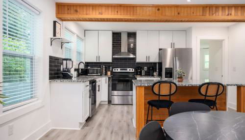 Chic 3BR Bungalow with Screened Porch & Patios - Foto 5, stove, dishwasher