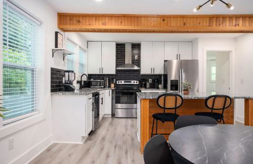 Chic 3BR Bungalow with Screened Porch & Patios - Foto 5