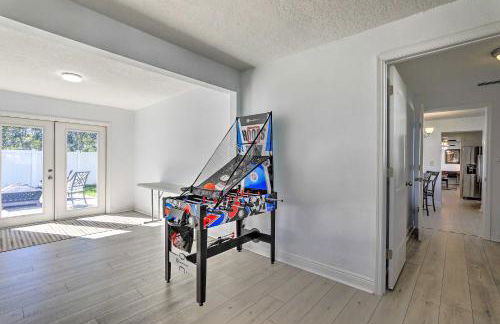 Chic Home with Fire Pit and Patio, Walk to Lake! - Foto 25