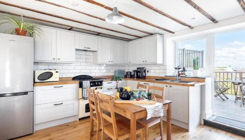 Cosy Fisherman's Cottage with Balcony & Sea Views - Photo 1