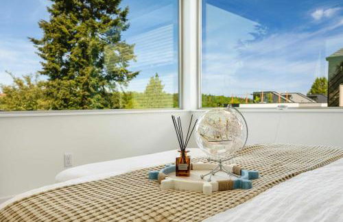 Ocean-Inspired 3B Modern Retreat w Kids Room - Foto 32